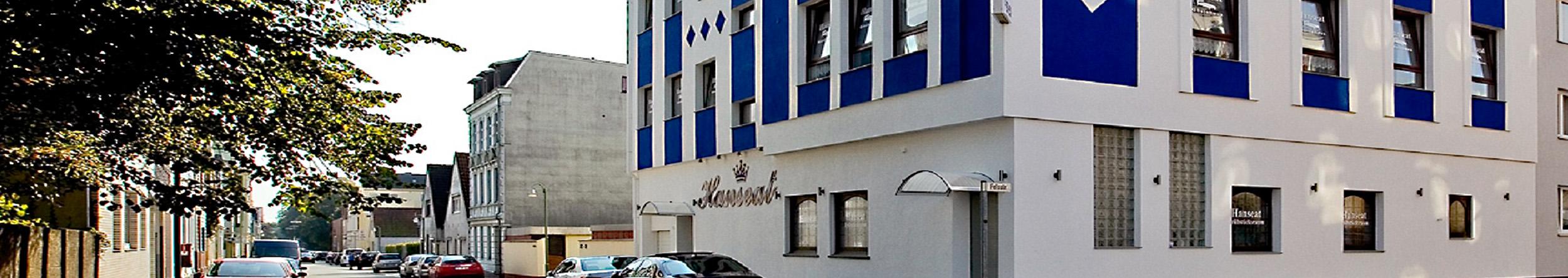 Fassade des Gästehauses Hanseat in Blau und Weiß, Neuelandstraße 18